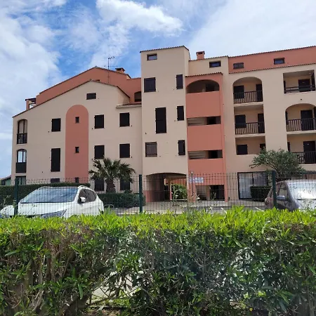 Les Pieds Dans L'eau...a Cyprien *